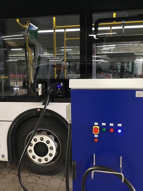 E-Bus an Ladestation