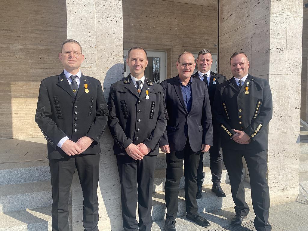 Gruppenfoto Minister mit den ausgezeichneten Personen.