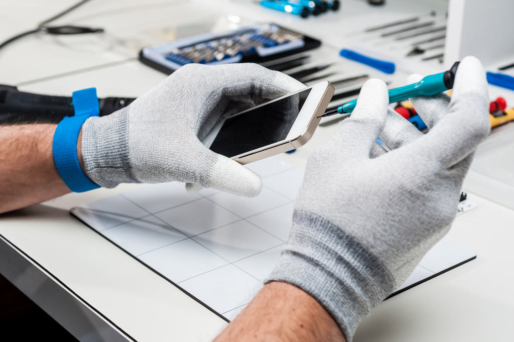 ein Handy wird aufgeschraubt