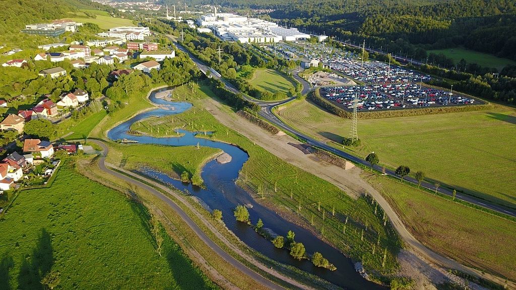 Fluss im natürlichen Flussbett mit Überflutungsräumen