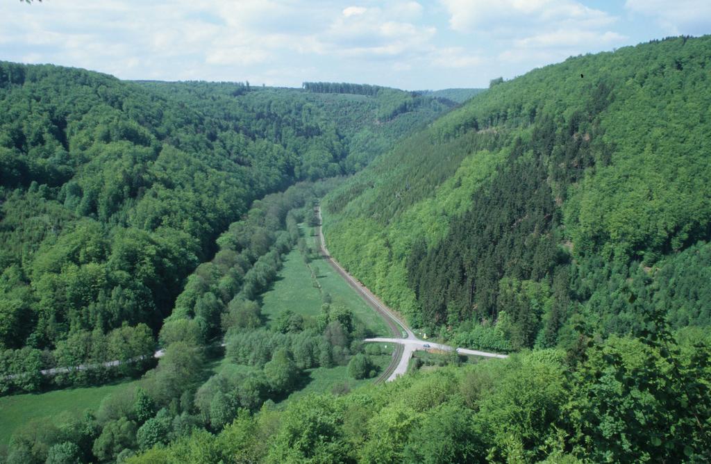 Drei-Täler-Blick im Südharz (Foto: H. Wenzel). Drei-Täler-Blick im Südharz (Foto: H. Wenzel).