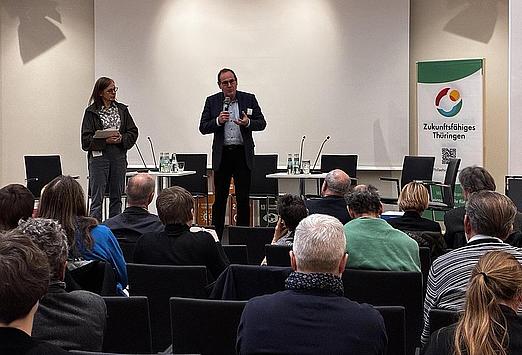 Minister Kummer spricht zur Nachhaltigkeiskonferenz vor Publikum.