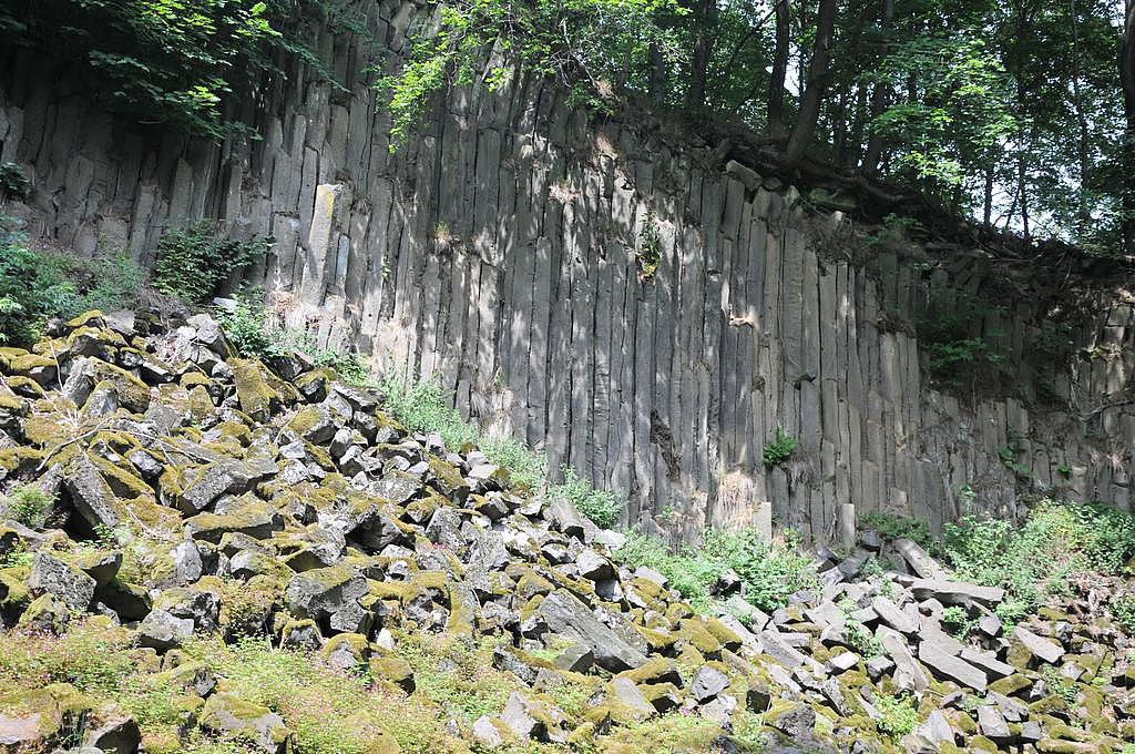 Basaltprismenwand Geisskopf (Foto: Karl-Friedrich Abe). Basaltprismenwand am Geißwand (Foto: Karl-Friedrich Abe).