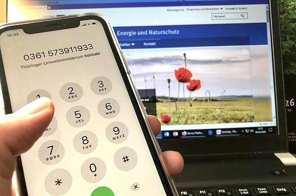 Telefon-Kontakt zum TMUEN Nahaufnahme eines Smartphones mit Hand des Benutzers
