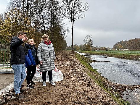 Personengruppe betrachtet den Wehrrückbau an der Leine in Arenshausen.