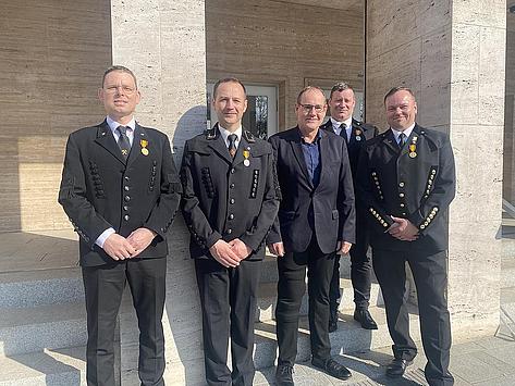 Gruppenfoto Minister mit den ausgezeichneten Personen.