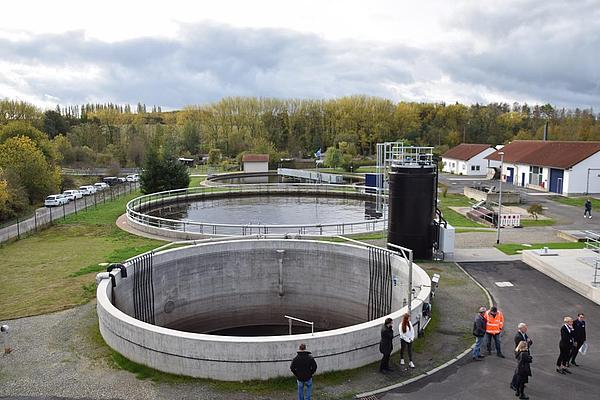 Blick auf kreisrunde Becken einer Kläranlage