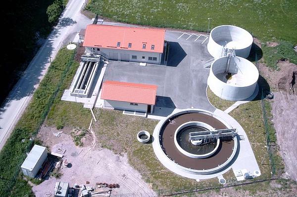 Blick von oben auf eine kommunale Kläranlage