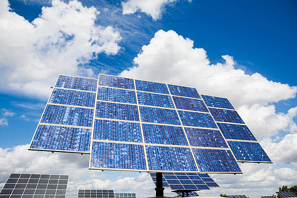 Solarmodule im Sonnenschein.