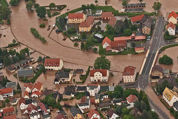 Luftbild: Von Hochwasser überfluteter Ortskern.