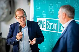Minister hält eine Rede.
