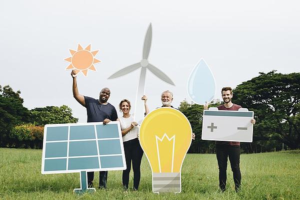 Menschen halten Symbole für saubere und regenerative Energie