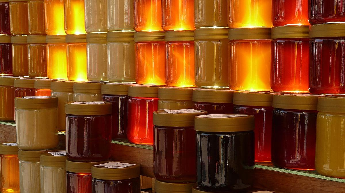 Honiggläser (© Pixabay/Hans) Honiggläser leuchten goldgelb