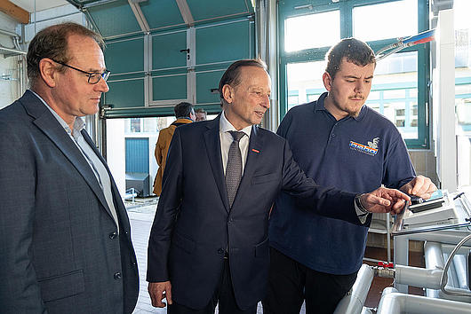 Minister Kummer lässt sich verschiedene Geräte zeigen.