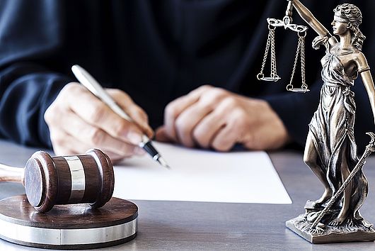639884304 Hand mit Stift schreibt was bei Gericht