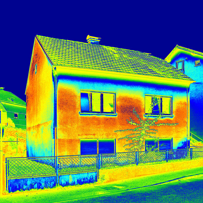 Eine Wärmebild-Aufnahme zeigt mögliche Wärmeverlustes eines Hauses.