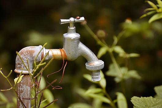 Ein Wasserhahn im feien.