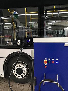 E-Bus an Ladestation